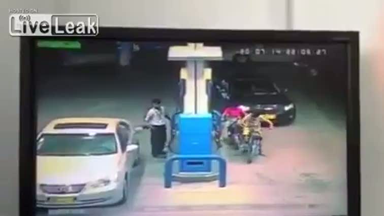 Benzinlik bir anda alev aldı