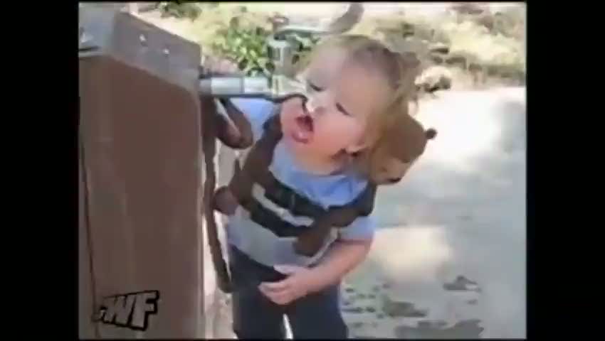 Çeşmeden su içemeyen çocuk