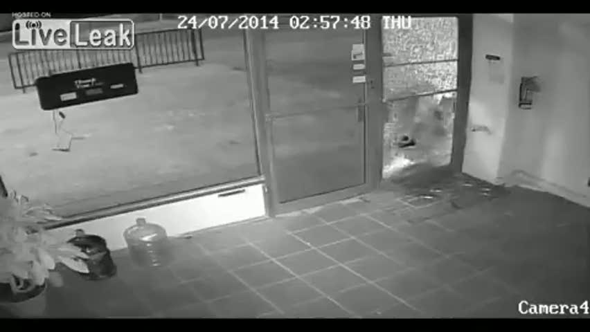 Şaşkın hırsız kırdığı kapıyı karıştırdı