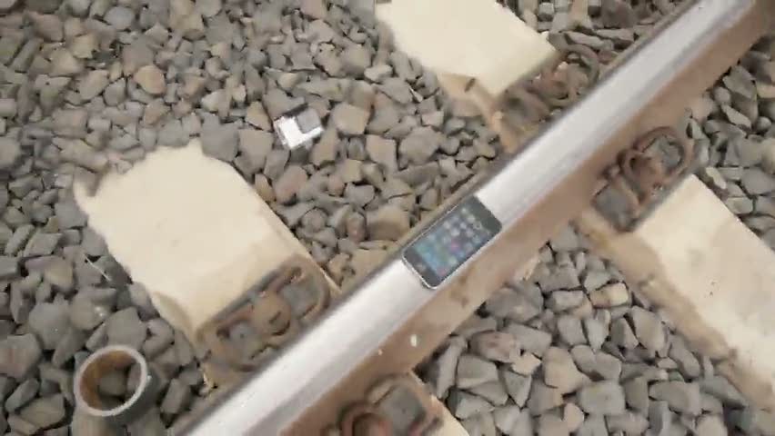 iPhone 5S'nin üzerinden tren geçti!