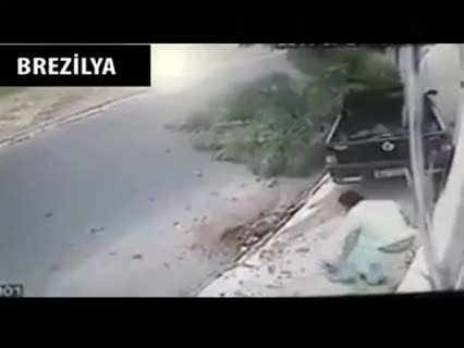 Kaldırımda oturan gençlerin arasına daldı