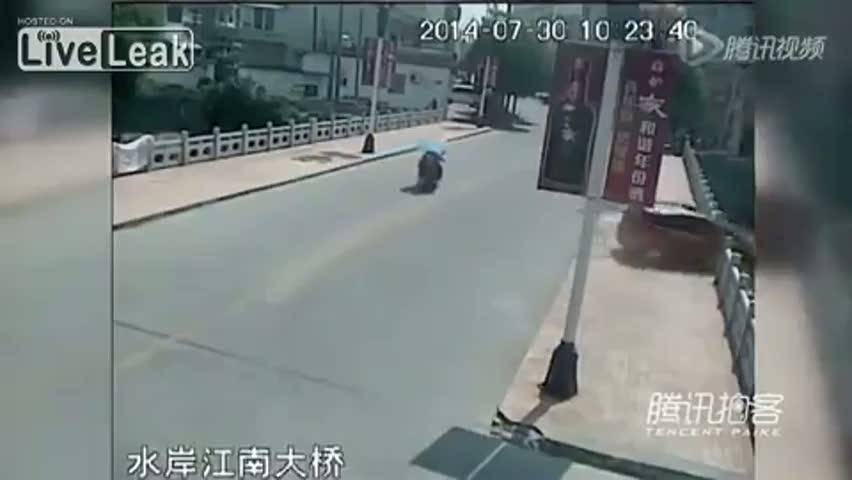 Kadın sürücü fren yerine gaza bastı!