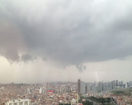 İstanbul'da yağmur öncesi şimşek böyle görüntülendi