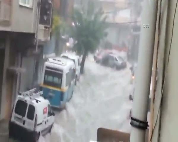 İzmir’de sel can aldı