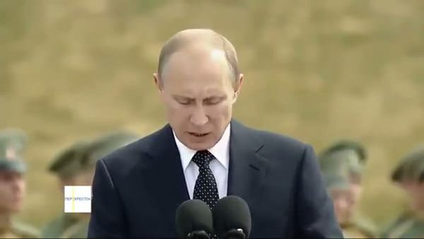 Kuş Putin'in omzuna böyle pisledi