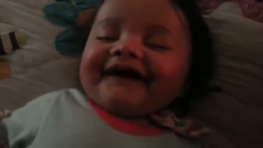 Uykusunda gülen bebek