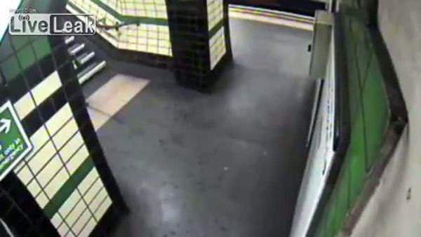 Bebek arabası metro raylarına düştü