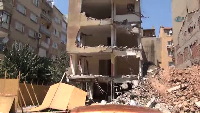 Yan yatan binayı iş makinesine bağladılar