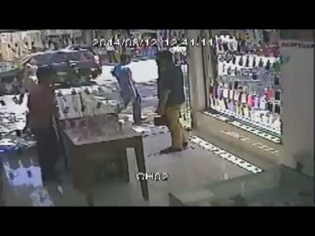 Güvenlik kamerasını umursamadı bile