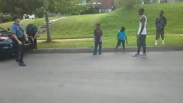 Çocuklarla dans kapışan polis