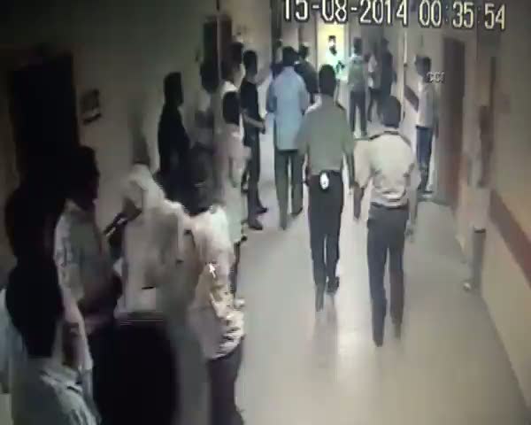 Acil servisi sopalarla bastılar