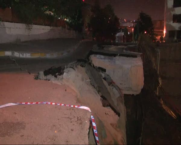 Maltepe'de yol çöktü