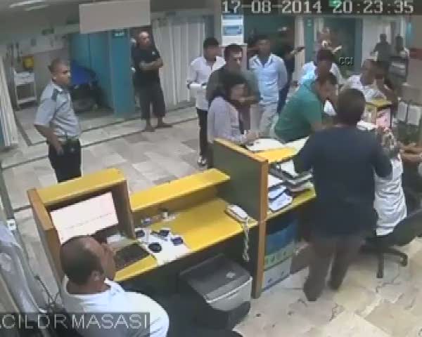 Hasta yakınları doktoru böyle dövdü