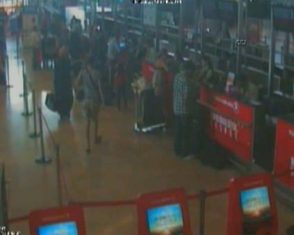 Havalimanındaki hırsızlık ve yakalanma anı kamerada