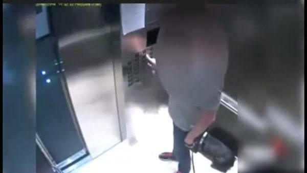 Milyoner işadamı asansörde köpeğini tekmeledi