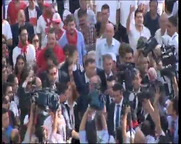 Muharrem İnce yürüyen merdivenin azizliğine uğradı