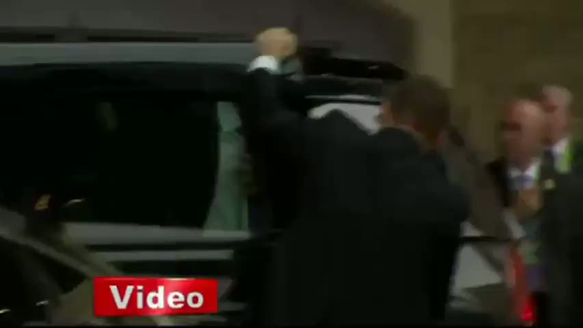 Başbakanının eli iki kez havada kaldı