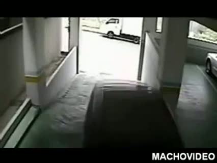 Bir kadının otoparka girişi