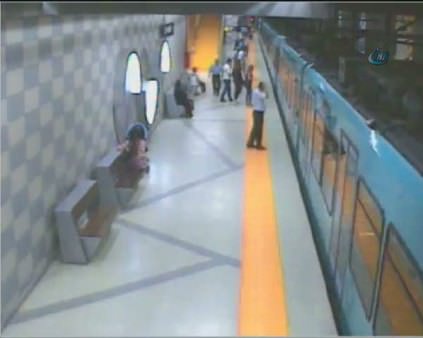 Görme engelli vatandaş metro vagonlarının arasına sıkıştı
