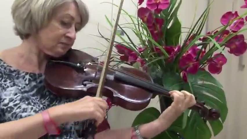 Kendi ameliyatında keman çaldı