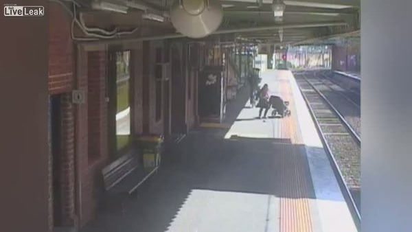 Bebek arabasını tren raylarına düşürdü