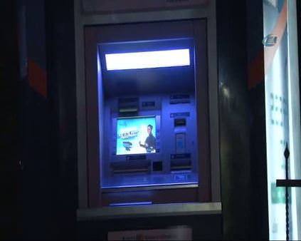 ATM'ye yapışkanlı düzenek