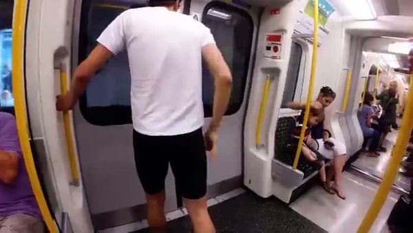 Metro ile yarışan adam