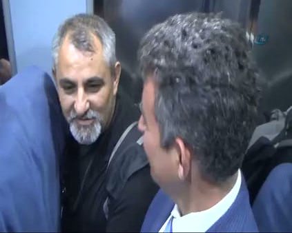 Metin Feyzioğlu asansörde mahsur kaldı