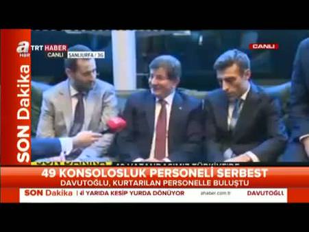Başbakan Davutoğlu en küçük rehineyi böyle sevdi