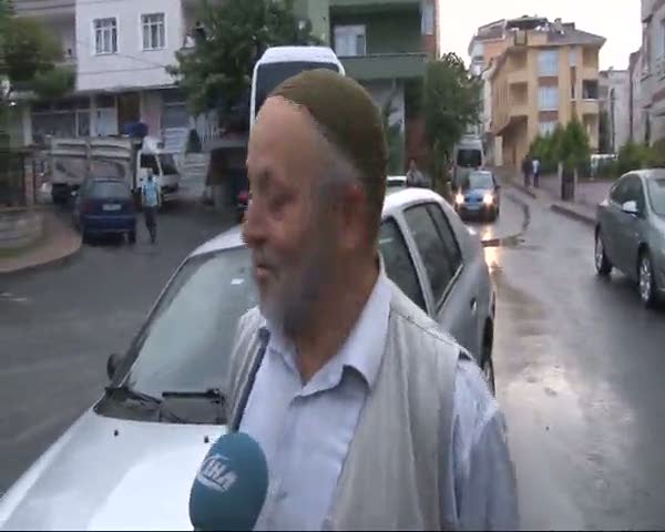 Çöken asfalta iki araç düştü