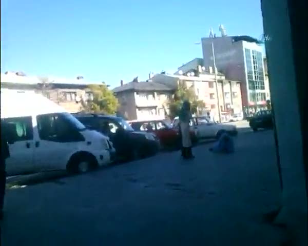 Kocasını vurup başında bekledi