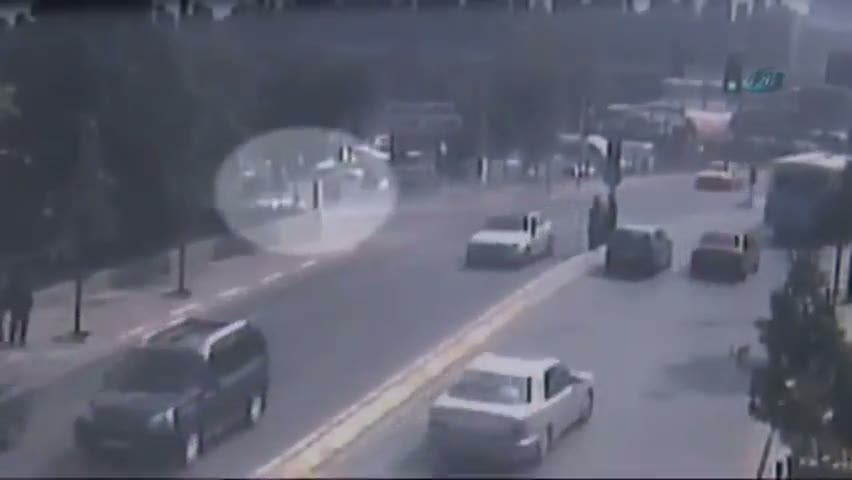 Kontrolden çıkan otomobil genci böyle ezdi