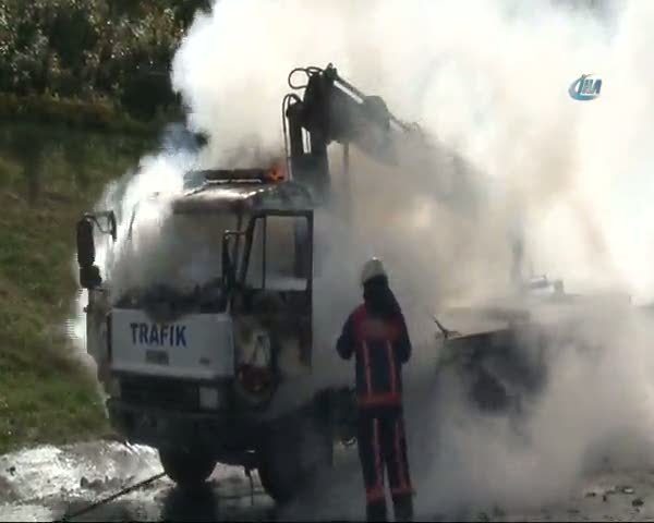 Araç çekicisi alev alev yandı