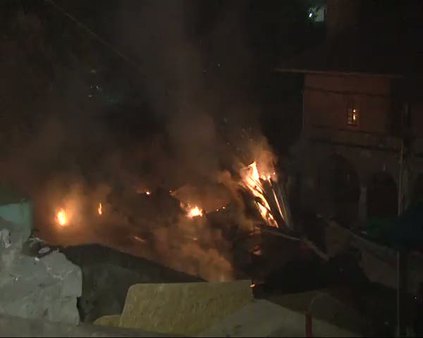 Ankara'daki yangında çok sayıda dükkan zarar gördü