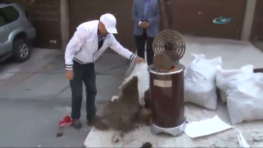 Nazlıaka’nın evinin önünde 'tezekli' eylem