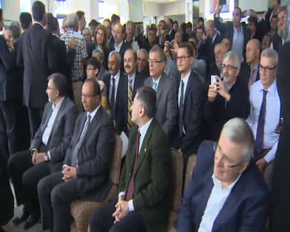 Başbakan Davutoğlu akrabalarıyla bayramlaştı