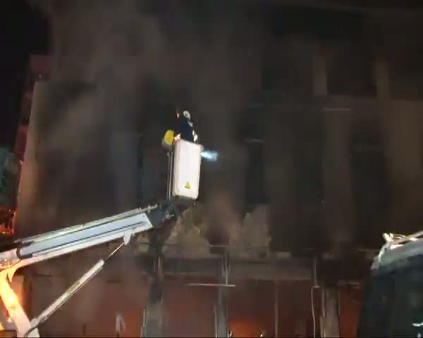 İzmir'de vandallar market yaktı!