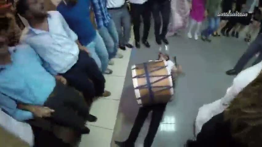 Davul çalarken kendinden geçen adam