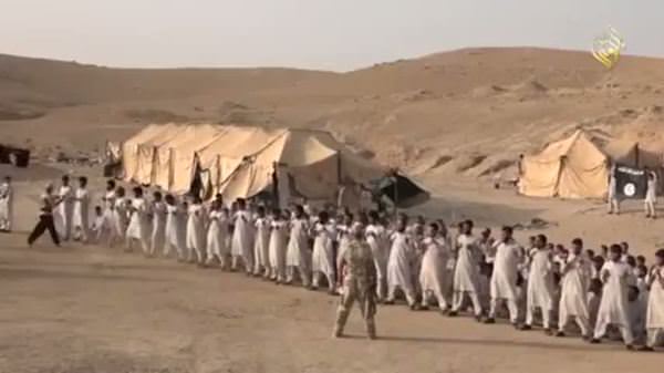 IŞİD kampında tekmeli eğitim