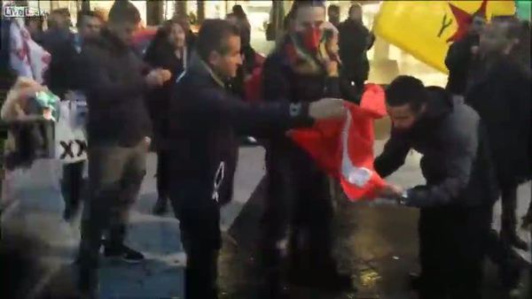 İsveç'te Türk bayrağını yaktılar