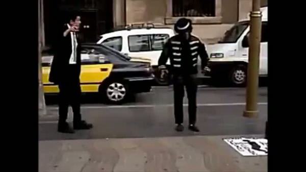 Sokakta Michael Jackson dansı