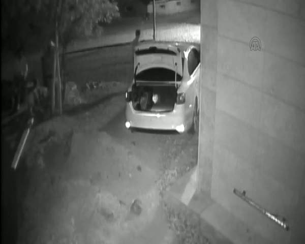 Türbeden mezar taşını çaldılar