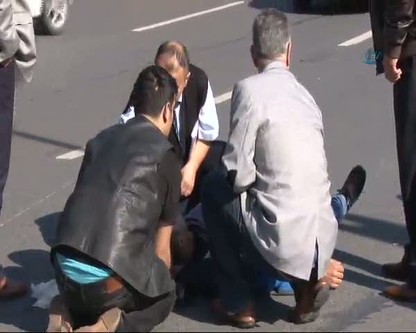 Yaralı sürücüye yardım eden örnek vatandaş