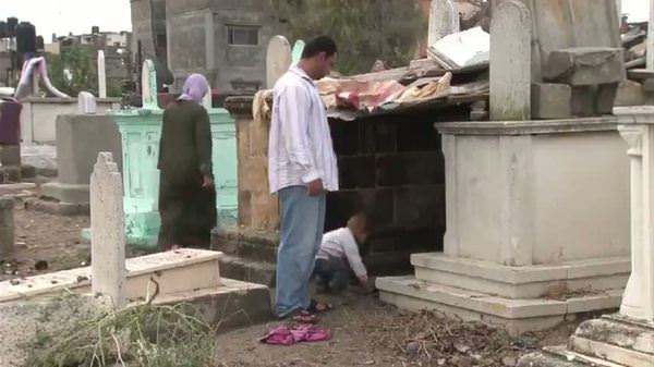 Filistinli aile mezarlıkta yaşıyor