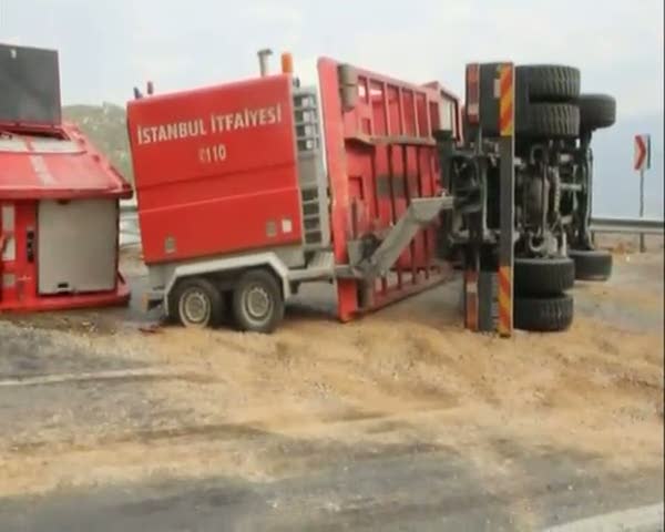 Madendeki suyu boşaltacak özel araç devrildi