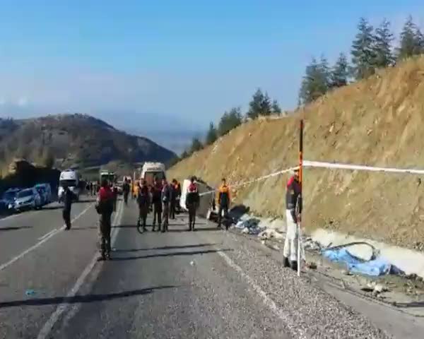 Minibüs takla attı: 15 ölü 27 yaralı