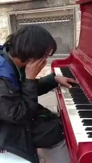 Evsiz Adamdan Beklenmedik Piyano Resitali