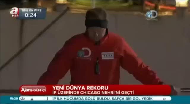 Dünya rekorunu bu ip üzerinde yürüyerek kırdı