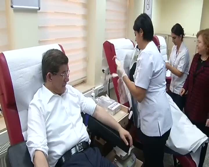 Davutoğlu ve eşinden kampanyaya destek