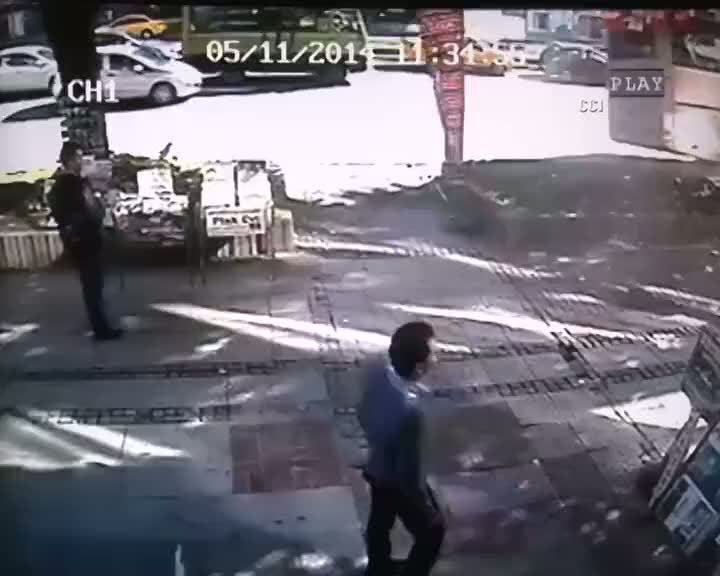 Öğrenci servisi kaldırıma böyle çıktı